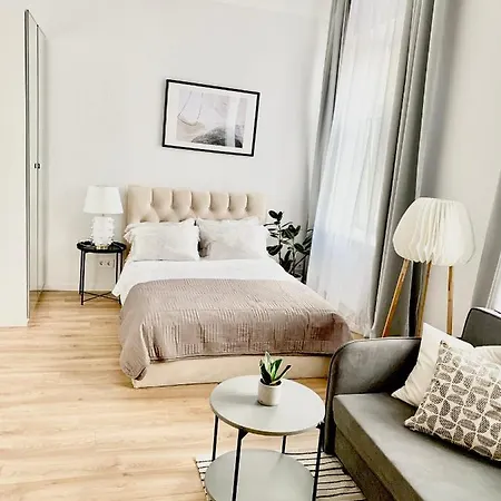 By Old Town בית הארחה 3*